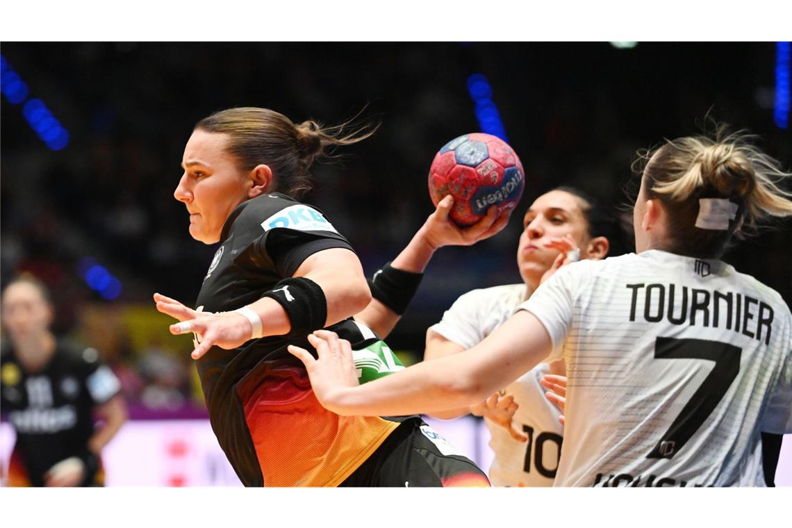 Die deutsche Handball-Nationalmannschaft der Frauen trifft heute in ihrem dritten Gruppenspiel auf Serbien.
