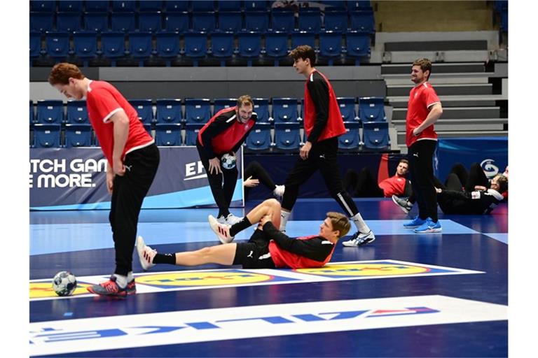 Die deutsche Handball-Nationalmannschaft macht sich für das Training warm. Foto: Marijan Murat/dpa