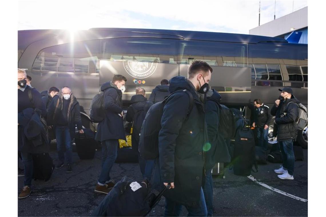 „Feuer frei!“: Handballer wollen Euphorie entfachen Die deutsche Handball-Nationalmannschaft steigt am Flughafen aus ihrem Mannschaftsbus. Foto: Sascha Klahn/dpa