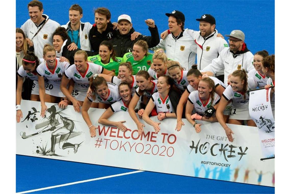 Deutsche Hockey-Teams „wie immer“ bei Olympia dabei Die deutsche Hockey-Nationalmannschaft der Frauen jubelt nach dem 7:0 Sieg beim Hockeyländerspiel Deutschland gegen Italien. Foto: Roberto Pfeil/dpa