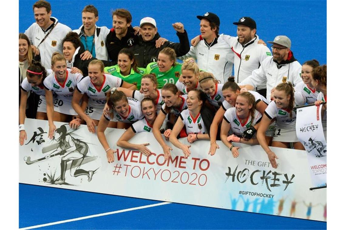 Die deutsche Hockey-Nationalmannschaft der Frauen jubelt nach dem 7:0 Sieg beim Hockeyländerspiel Deutschland gegen Italien. Foto: Roberto Pfeil/dpa