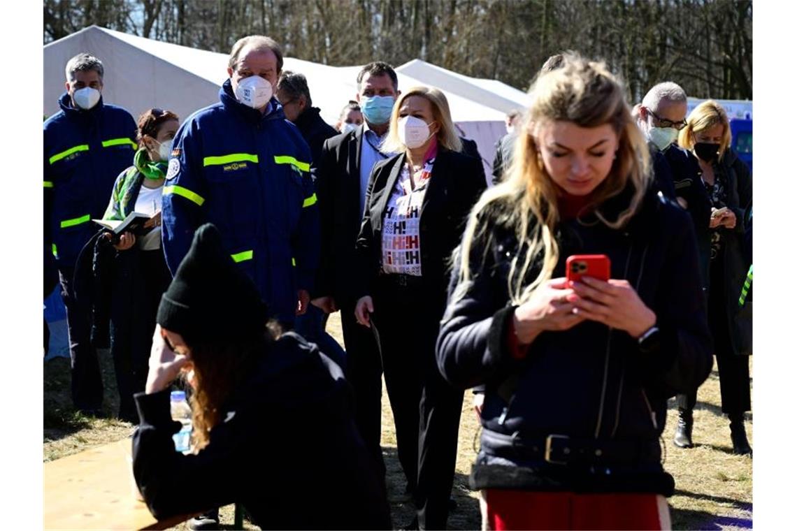 Wie gut läuft die Aufnahme der Kriegsflüchtlinge? Die deutsche Innenministerin Nancy Faeser (M, SPD) besucht eine Unterkunft für ukrainische Flüchtlinge in Berlin. Foto: Tobias Schwarz/POOL AFP/dpa