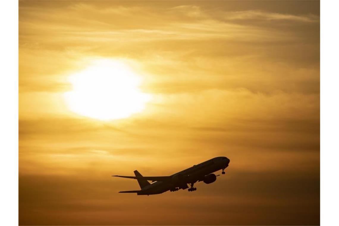 Die deutsche Luft- und Raumfahrtindustrie rechnet noch für eine lange Zeit nicht mit normalem Flugverkehrs-Niveau. Foto: Boris Roessler/dpa