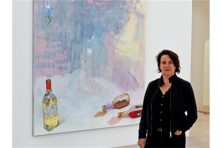 Die deutsche Malerin Monika Baer vor ihrem großflächigen Werk "Überlieferung verpflichtet". Foto: Holger Hollemann/dpa/Archivbild