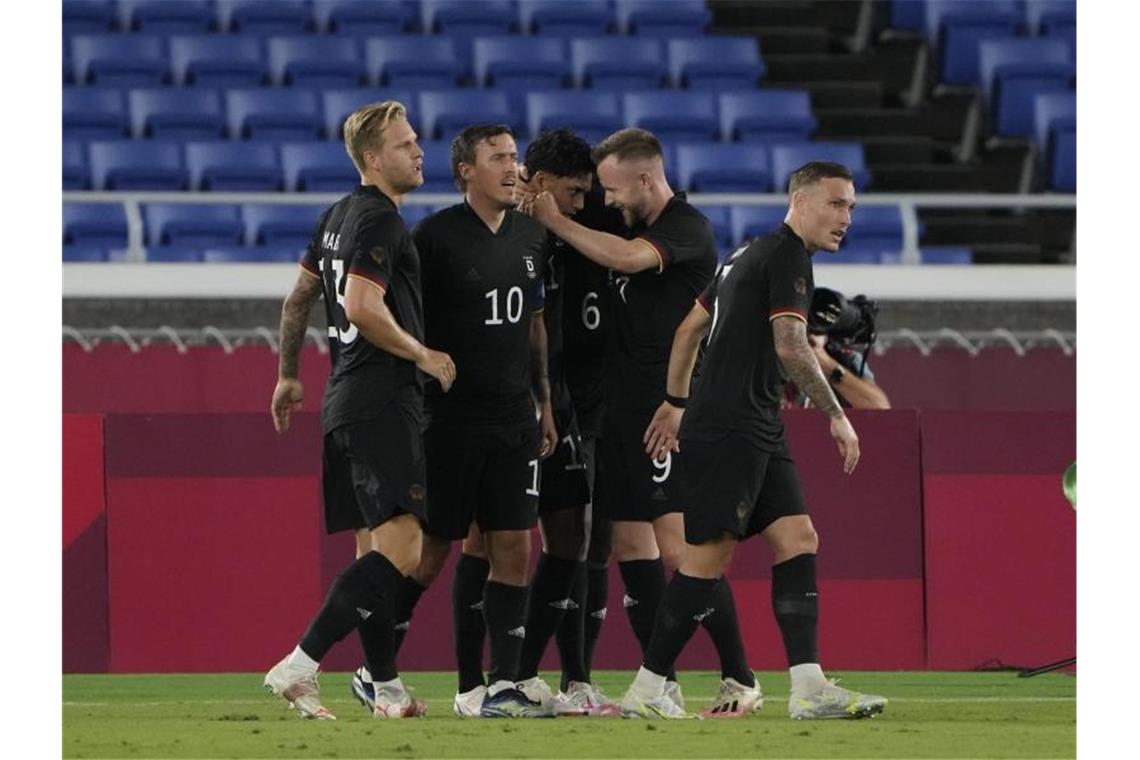Medaillentraum lebt noch: Erster Sieg für DFB-Fußballer Die deutsche Mannschaft feiert das Tor von Amiri. Foto: Kiichiro Sato/AP/dpa