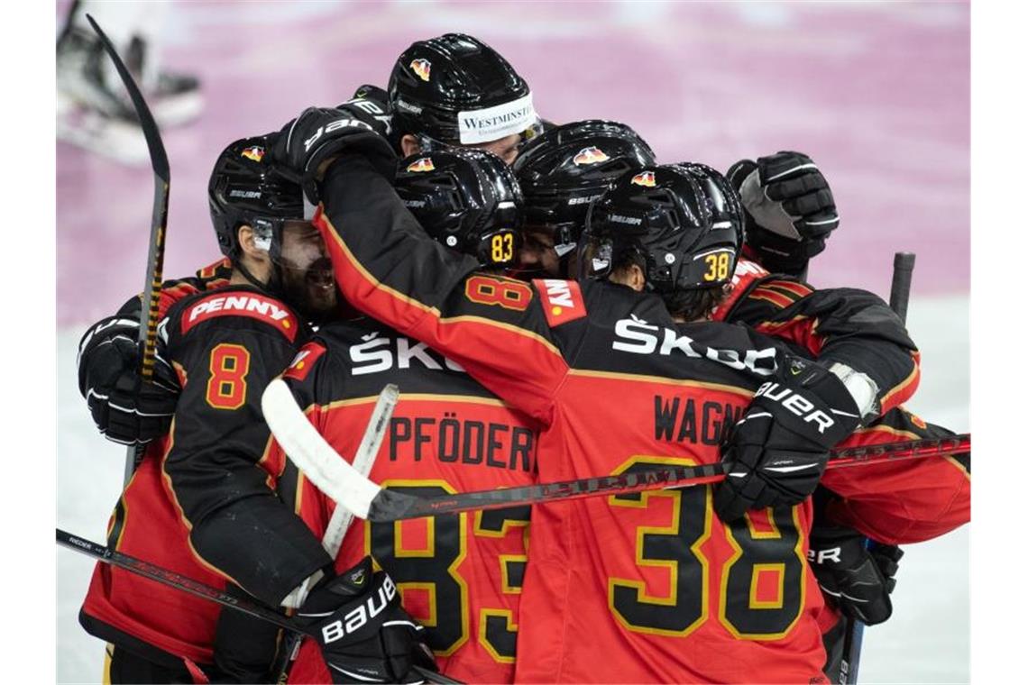 DEB-Team weckt mit Deutschland-Cup-Sieg Olympia-Vorfreude Die deutsche Mannschaft gewann zum Abschluss des Deutschland Cups gegen die Slowakei. Foto: Bernd Thissen/dpa