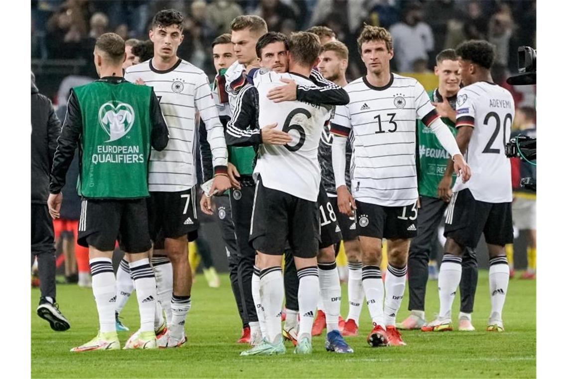„Gehört auch dazu“: Flicks Kicker lernen zu erzwingen Die deutsche Mannschaft jubelt nach dem Abpfiff. Foto: Axel Heimken/dpa