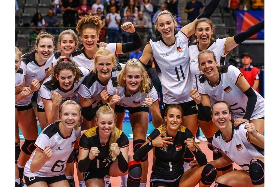 Deutsche Volleyballerinnen gewinnen Auftakt in Stuttgart Die deutsche Mannschaft jubelt nach dem Sieg über die Dominikanische Republik. Foto: Christoph Schmidt