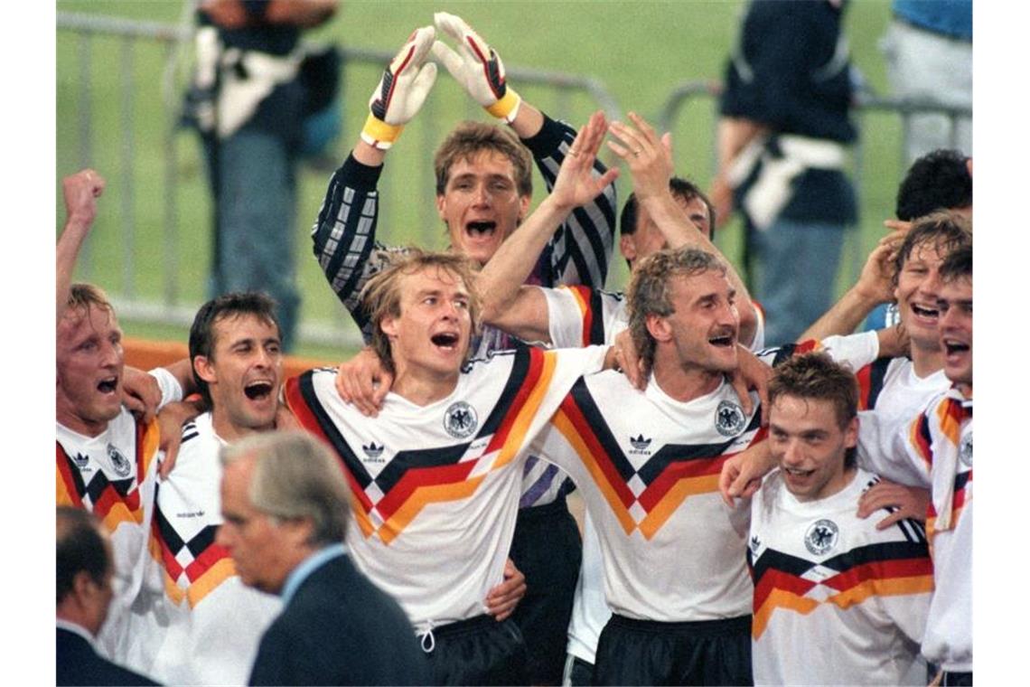 Die deutsche Mannschaft jubelt über den Gewinn der Fußball-WM im Olympiastadion von Rom. Foto: Frank Kleefeldt/dpa