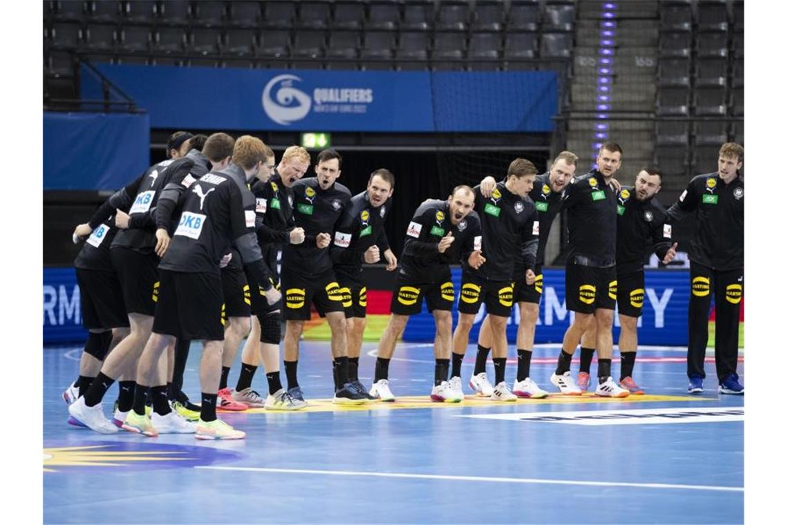 Handballer schließen EM-Quali erfolgreich ab Die deutsche Mannschaft macht sich vor dem Spiel heiß. Foto: Tom Weller/dpa