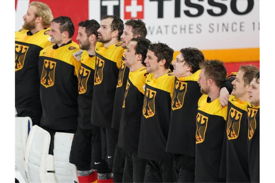 Die Deutsche Mannschaft wartet nach dem 3:1 auf die Siegerehrung. Foto: Roman Koksarov/dpa
