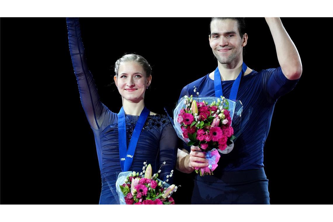Die deutsche Minerva Fabienne Hase und Nikita Volodin mit ihren Silbermedaillen.