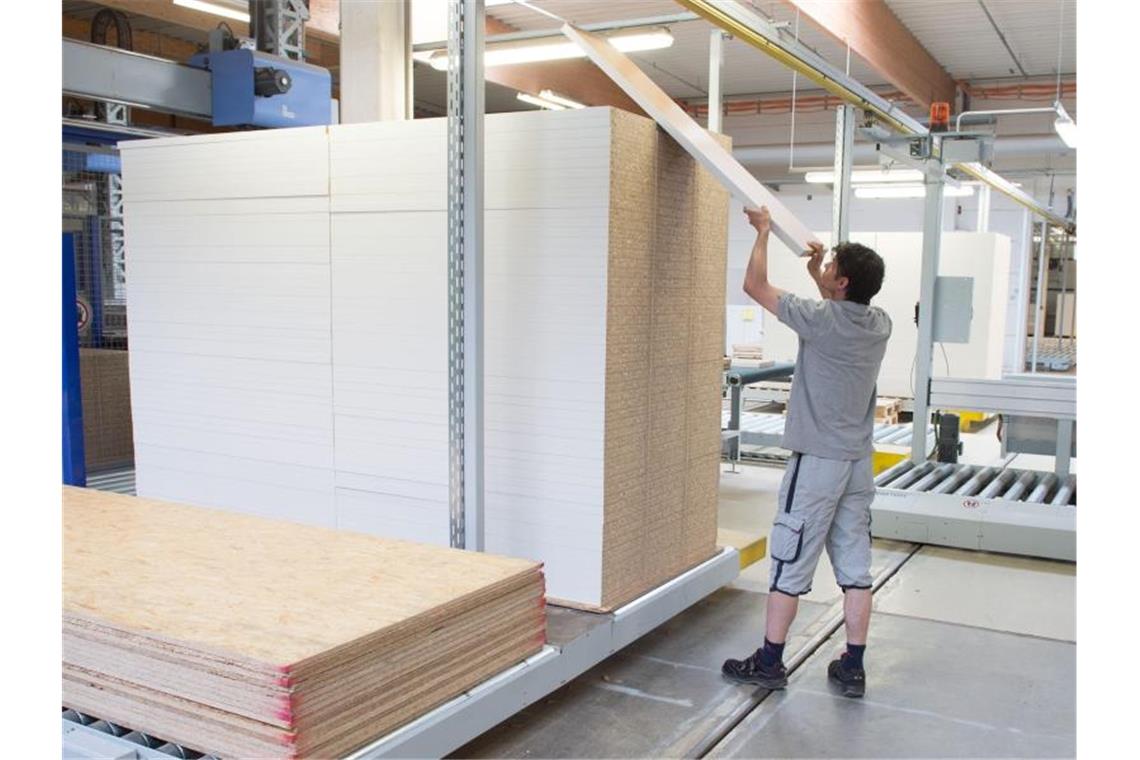 Möbelindustrie leidet immer stärker unter Materialmangel Die deutsche Möbelindustrie macht sich zunehmend Sorgen wegen Lieferengpässen. Foto: Sebastian Kahnert/dpa-Zentralbild/dpa/Archivbild