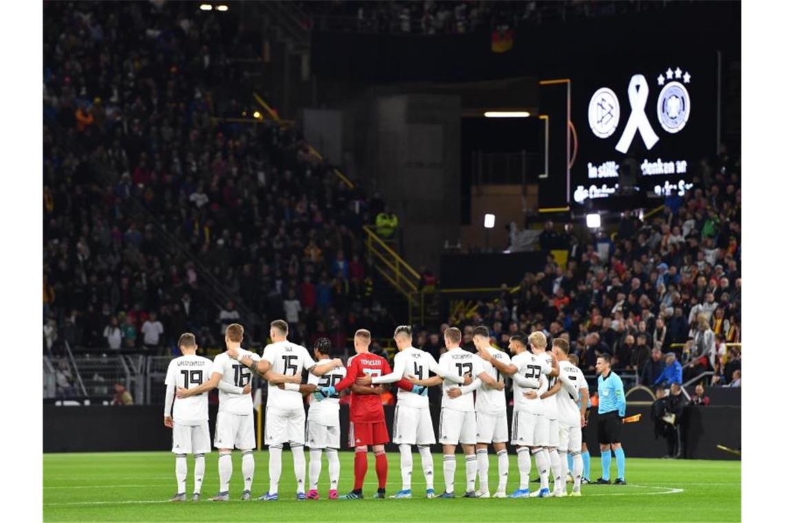 Löws Notelf verblüfft und bricht ein: 2:2 gegen Argentinien Die deutsche Nationalmannschaft hält vor dem Spiel eine Schweigeminute für die Opfer von Halle an der Saale ab. Foto: Marius Becker/dpa
