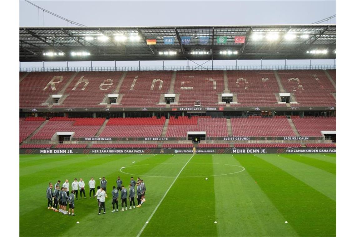 Die deutsche Nationalmannschaft hat sich am Tag vor dem Test-Länderspiel gegen die Türkei im leeren RheinEnergie-Stadion versammelt. Foto: Federico Gambarini/dpa