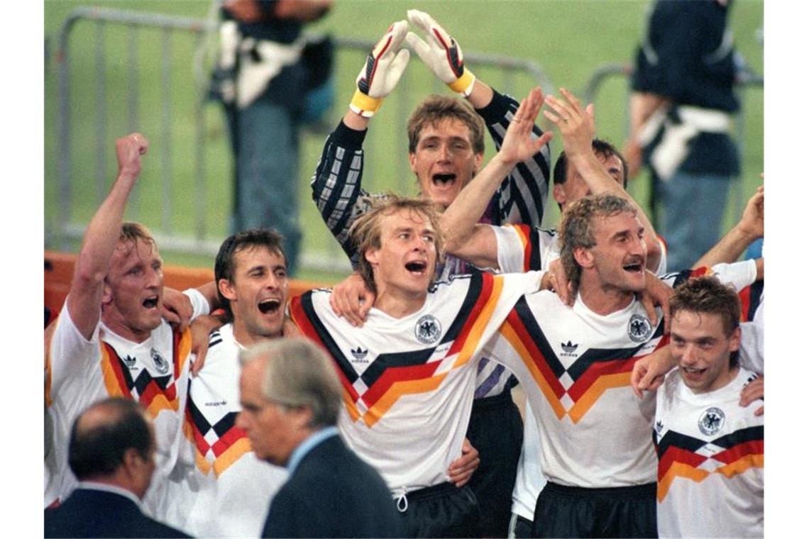 Die deutsche Nationalmannschaft jubelt 1990 über den Gewinn der Fußball-WM im Olympiastadion von Rom. Foto: Frank Kleefeldt/dpa