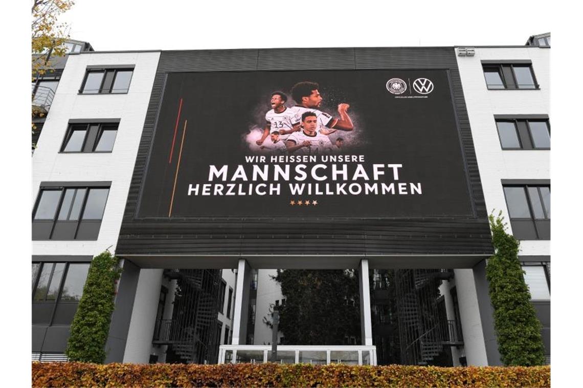 Corona-Fall bei Nationalteam: Quintett in Quarantäne Die deutsche Nationalmannschaft logiert vor den WM-Qualifikationsspielen gegen Liechtenstein und in Armenien in Wolfsburg. Foto: Swen Pförtner/dpa