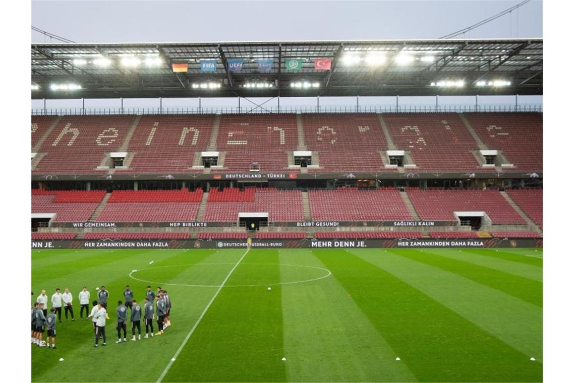 Steigende Corona-Zahlen und Mahnung - Geisterspiele drohen Die deutsche Nationalmannschaft spielt am Dienstag in Köln gegen die Schweiz. Foto: Federico Gambarini/dpa