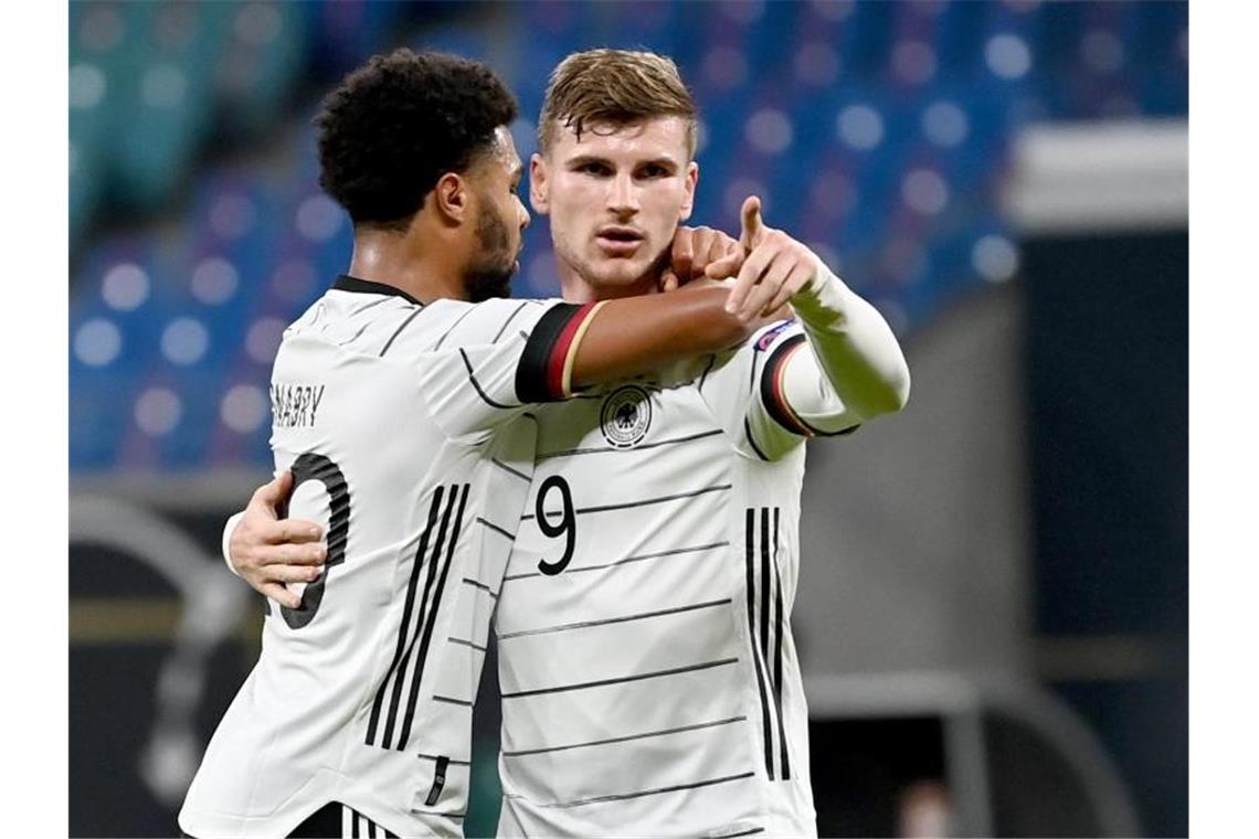 Die deutsche Nationalmannschaft um Doppelpacker Timo Werner (r) besiegte die Ukraine. Foto: Robert Michael/dpa-Zentralbild/dpa