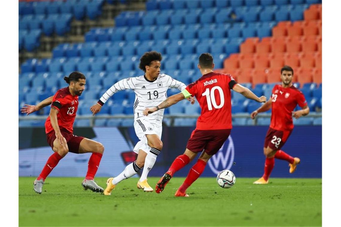 „Sehr ärgerlich“: Löw-Team gibt wieder Vorsprung her Die deutsche Nationalmannschaft um Leroy Sané muss weiter auf einen Sieg in der Nations League warten. Foto: Christian Charisius/dpa