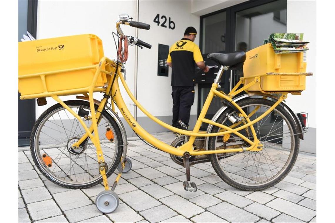 Die Deutsche Post DHL Group will mit breit angelegten Digitalisierungsinitiative den Versand und Empfang von Briefen und Paketen erleichtern. Foto: Arne Dedert/dpa