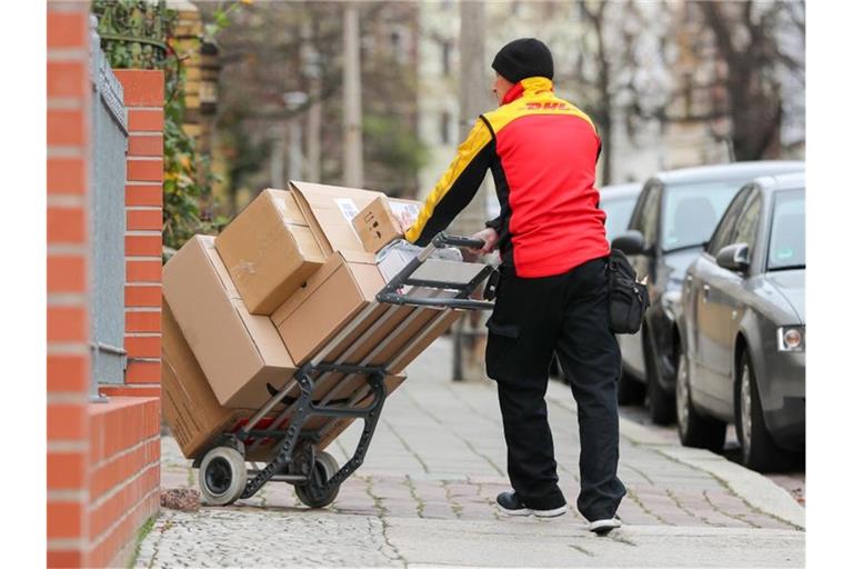 Die Deutsche Post DHL hat am deutschen Paketmarkt eine dominierende Rolle - ihr Umsatzanteil bei Paketen liegt bei 44 Prozent. Foto: Jan Woitas/zb/dpa