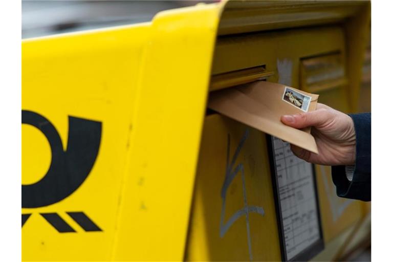 Die Deutsche Post will die Portopreise erhöhen. Foto: Monika Skolimowska/dpa-Zentralbild/dpa