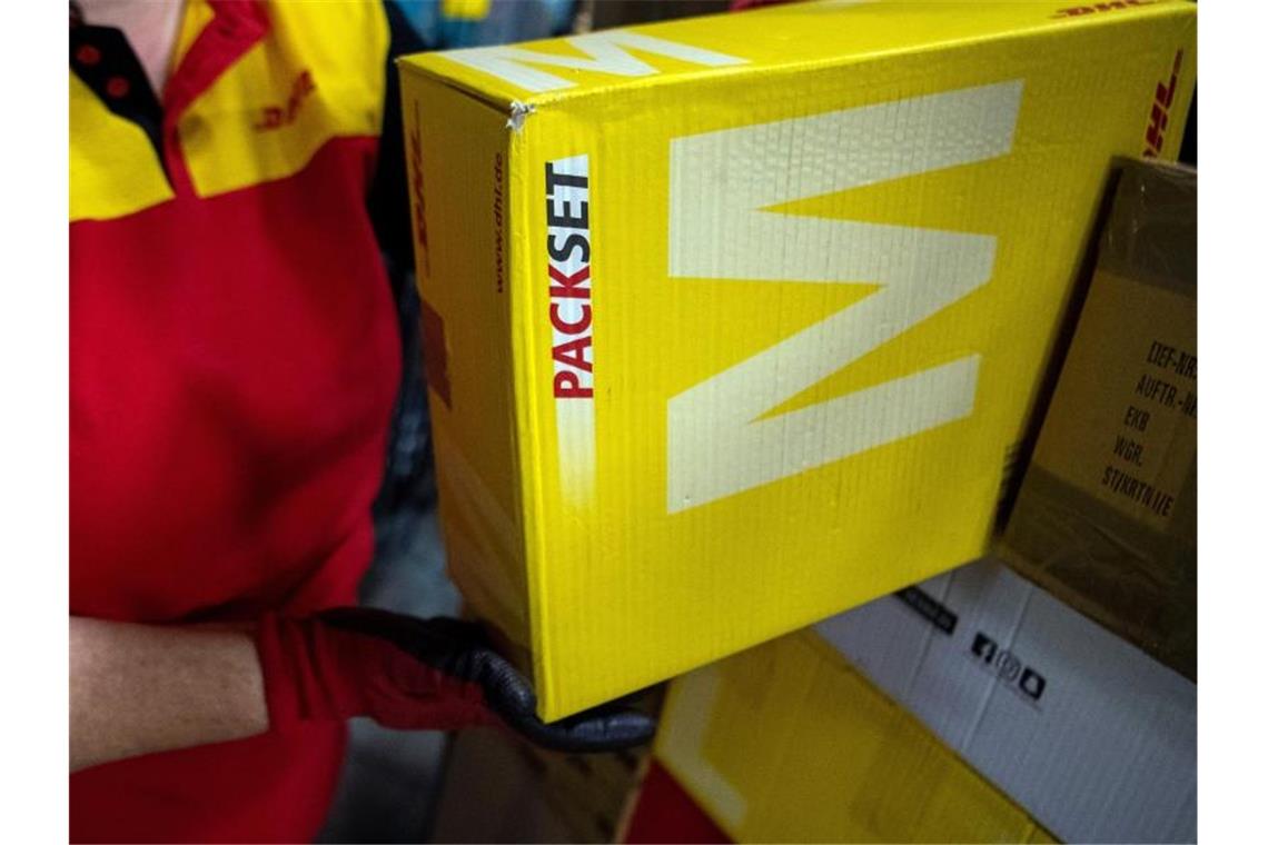 Deutsche Post macht Pakete wieder billiger Die Deutsche Post wird ihre erst kürzlich erhöhten Preise für Pakete von Privatkunden wieder günstiger machen. Foto: Monika Skolimowska/dpa-Zentralbild/dpa