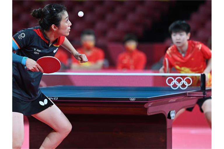 Die deutsche Tischtennisspielerin Han Ying (l) hatte gegen die Chinesin Sun Yingsha keine Chance. Foto: Swen Pförtner/dpa