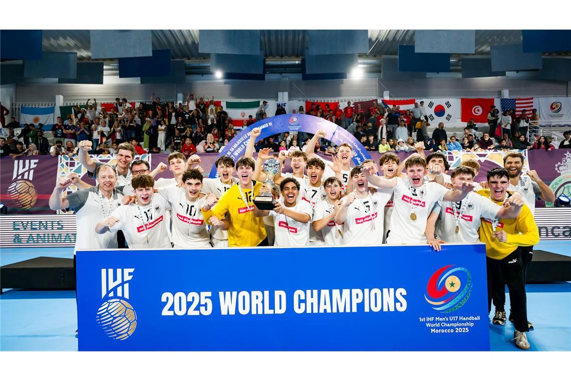 Die deutsche U17-Handballnationalmannschaft feiert ihren Weltmeistertitel.