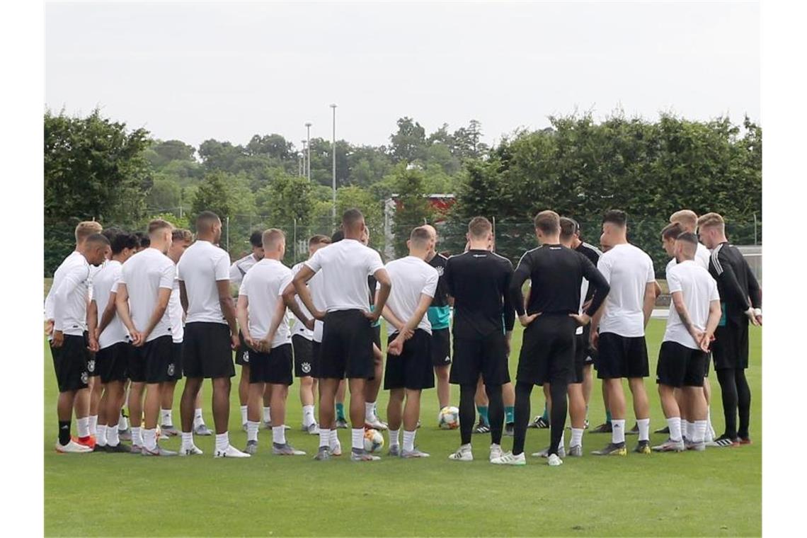Gelingt der U21 die Titelverteidigung? Die deutsche U21 steht im Kreis zusammen. Foto: C. de Luca/dpa/Archiv