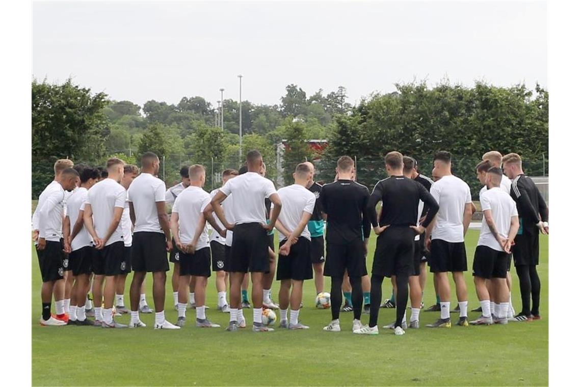 Die deutsche U21 steht im Kreis zusammen. Foto: C. de Luca/dpa/Archiv