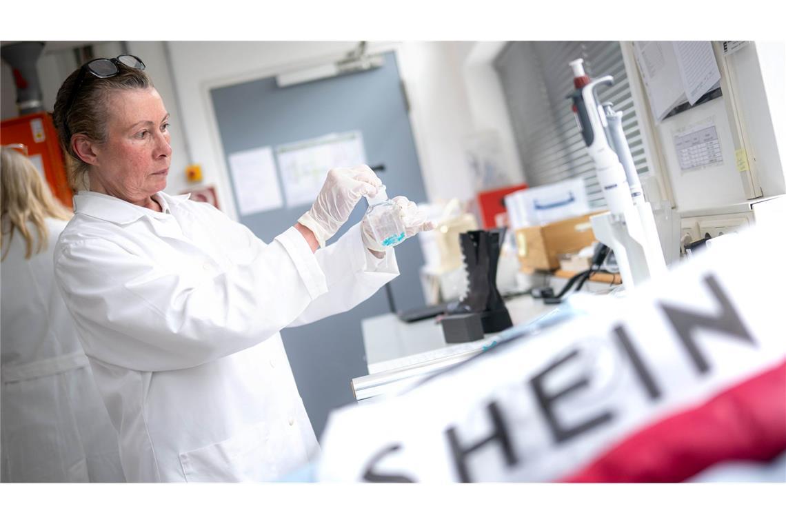 Die Deutsche Umwelthilfe hat Kleidung von Shein beim Bremer Umweltinstitut testen lassen.