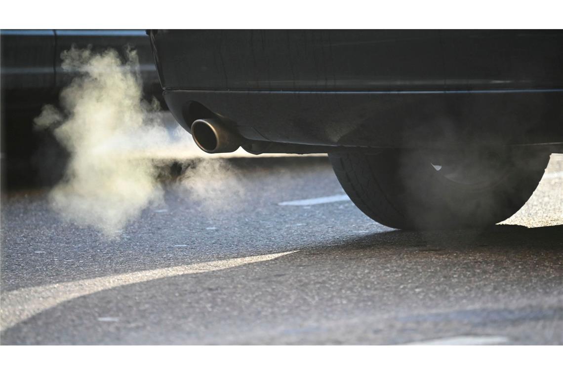 Die Deutsche Umwelthilfe will, dass BMW und Mercedes-Benz untersagt wird, in Zukunft Neuwagen mit klimaschädlichen Verbrennungsmotoren zu verkaufen. (Symbolbild)