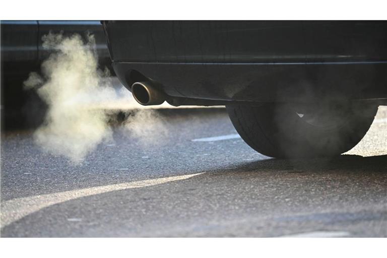 Die Deutsche Umwelthilfe will, dass BMW und Mercedes-Benz untersagt wird, in Zukunft Neuwagen mit klimaschädlichen Verbrennungsmotoren zu verkaufen. (Symbolbild)