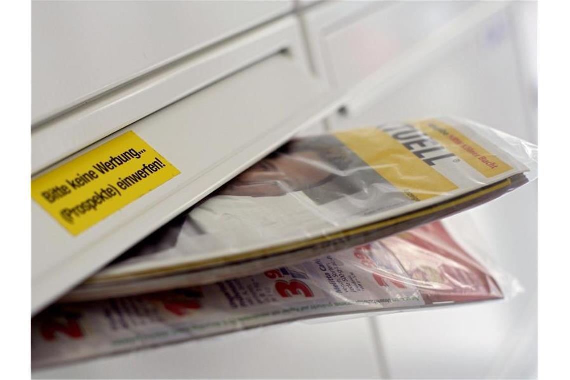 „Bitte Werbung“: Prospekte nur noch für die, die wollen? Die Deutsche Umwelthilfe will erreichen, dass Werbeprospekte nur noch bei Menschen landen, die sie haben wollen. Foto: Oliver Berg/dpa