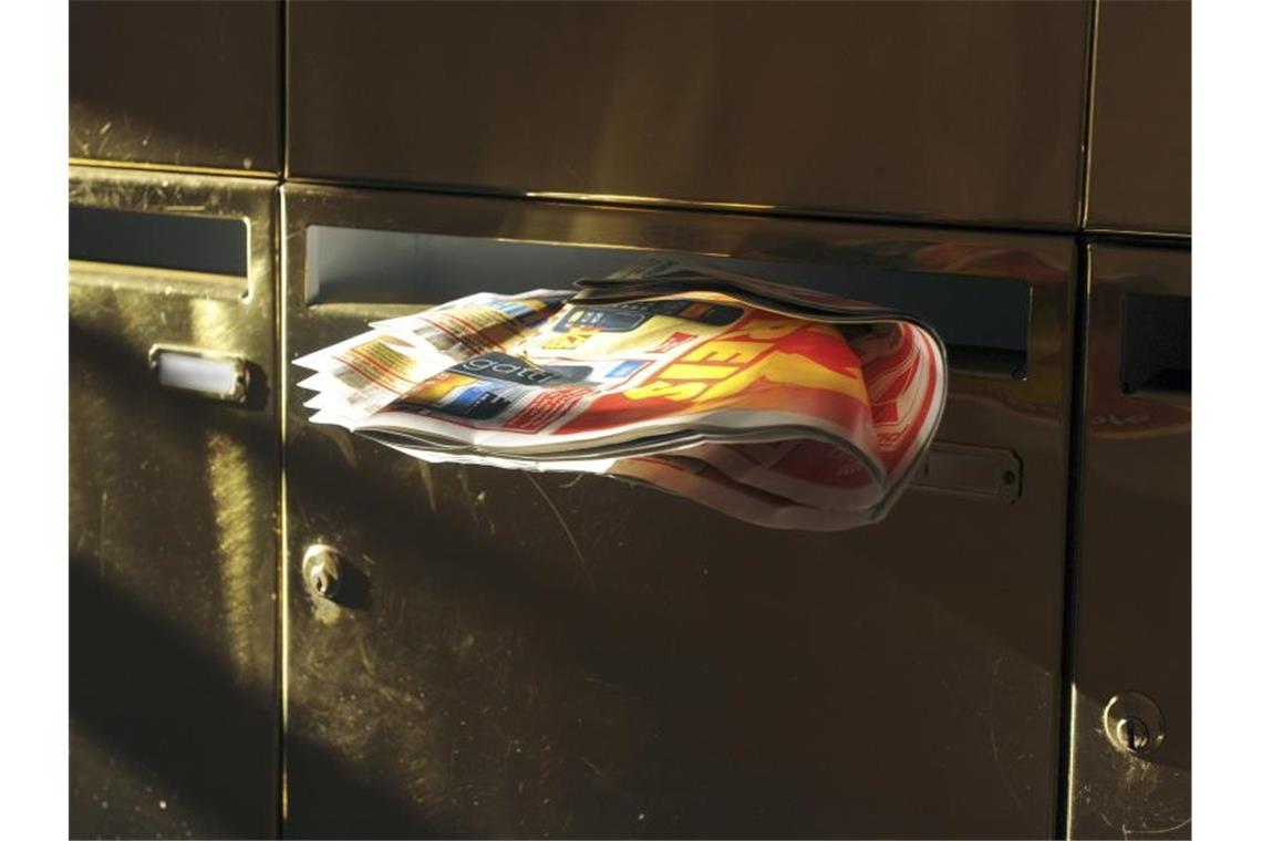 Petition: Briefkastenwerbung nur noch auf Wunsch Die Deutsche Umwelthilfe will erreichen, dass Werbeprospekte nur noch in Briefkästen von Menschen landen, die sie auch ausdrücklich haben wollen. Foto: Jens Kalaene/dpa-Zentralbild/dpa