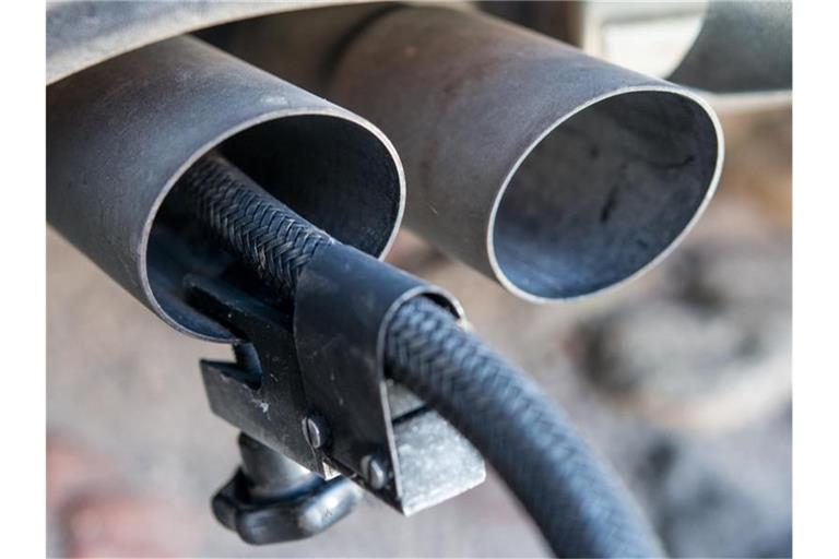 Die Deutsche Umwelthilfe wirft Bundesverkehrsminister Andreas Scheuer (CSU) vor, zu wenig gegen zu hohen Schadstoffausstoß bei Diesel-Fahrzeugen zu unternehmen. Foto: Patrick Pleul/ZB/dpa