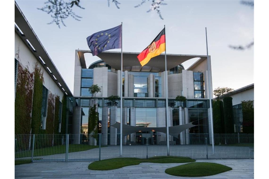 Die deutsche und die EU-Flagge vor dem Kanzleramt in Berlin. Foto: Bernd von Jutrczenka