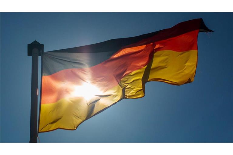 Die deutsche Wiedervereinigung wurde am 3. Oktober 1990 vollendet. Auch dreieinhalb Jahrzehnte später sind die Einkommen in den alten Bundesländern jedoch immer noch höher. (Symbolbild)