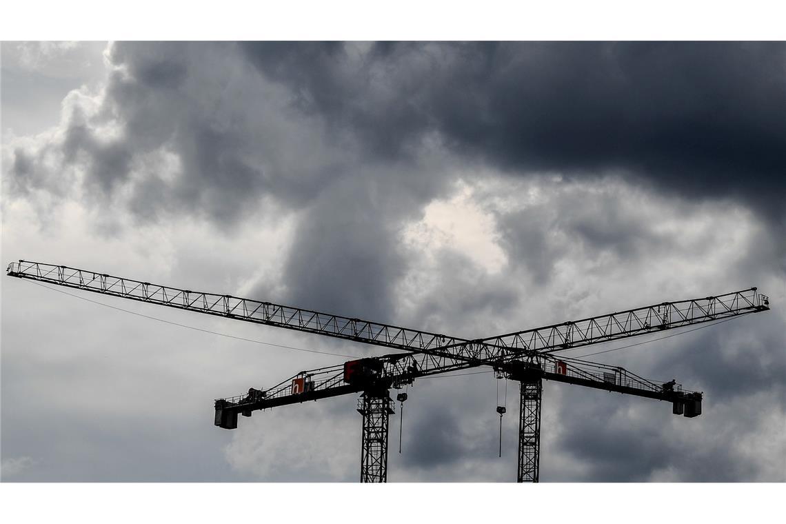 Mehr Arbeitslosigkeit, weniger Wachstum: Ifo senkt Prognose Die deutsche Wirtschaft wird nach Ifo-Einschätzung in diesem und nächsten Jahr schwächer wachsen als erwartet. (Symbolbild)