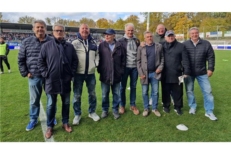 A-Junioren-Meister von 1979 zu Gast auf der Waldau Die deutschen A-Jugend-Meister der Kickers von 1979: Rainer Schöck, Toni Kurbos, Rolf Kaiser, Roland Kaiser (Mannschaftsbetreuer), Michael Steinbach, Roland Bazlen, Joachim Dienelt, Manfred Schittek, Peter Schulz (v.li.).     
Foto: Zinser/SVK