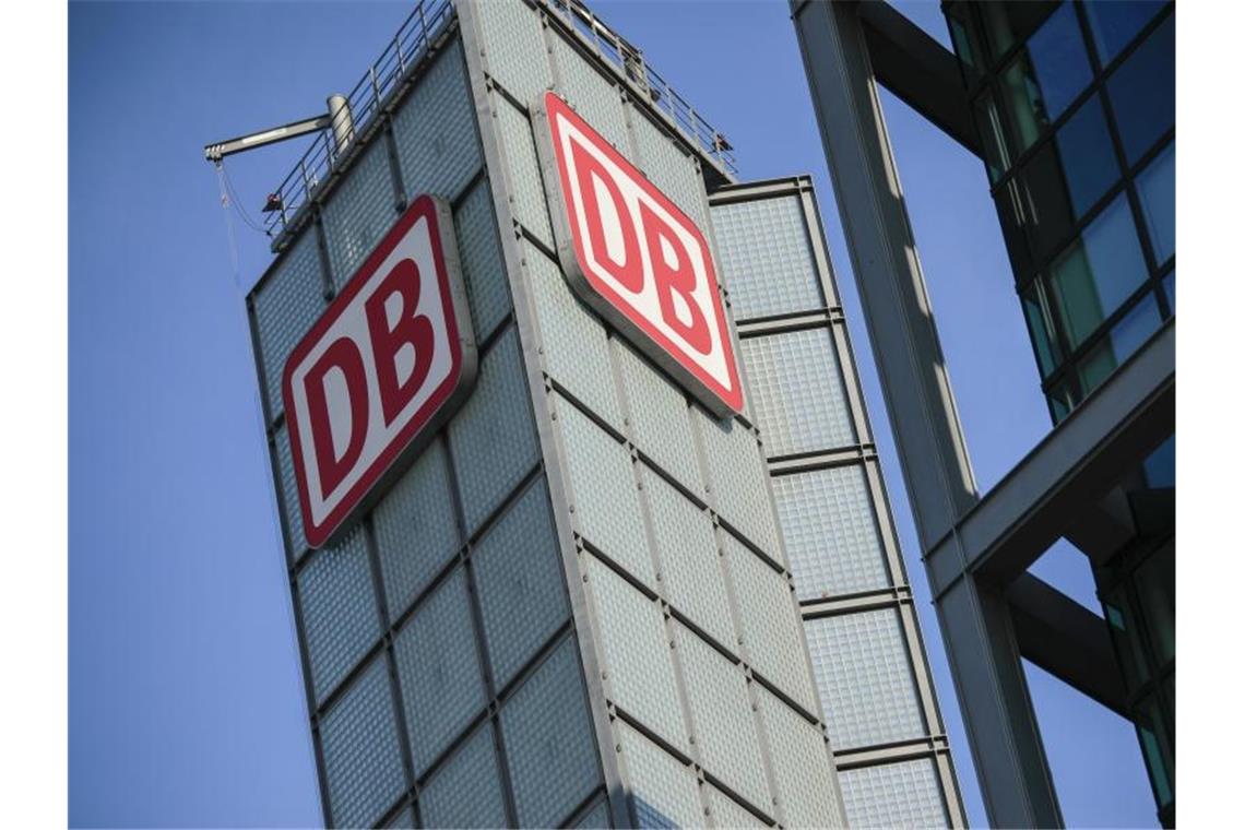 Die Deutschen Bahn plnat unter anderem die Erneuerung von insgesamt 800 Bahnhöfen. Foto: Carsten Koall/dpa