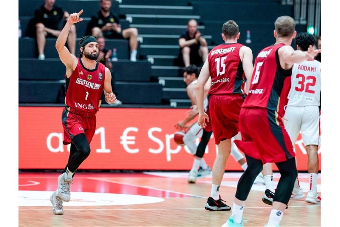 Die deutschen Basketballer besiegten Tunesien klar mit 102:75. Foto: Axel Heimken/dpa