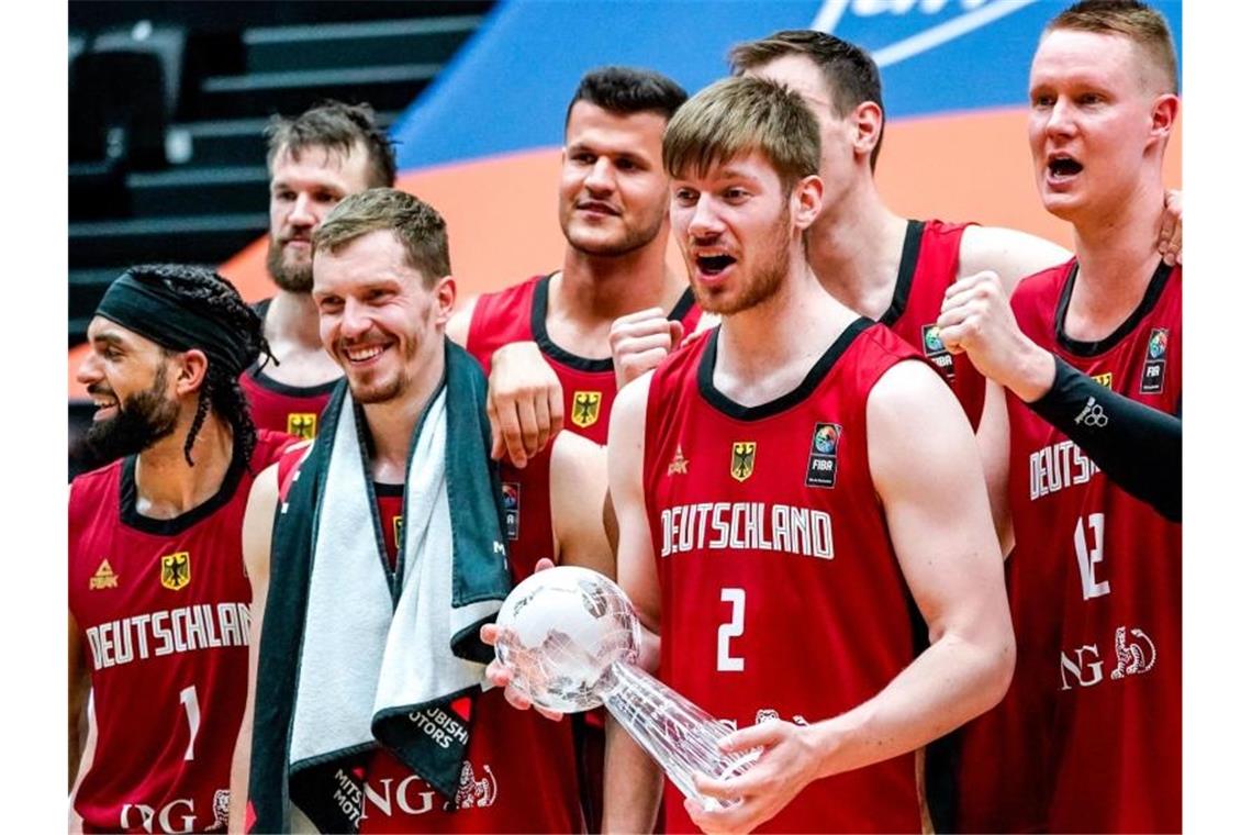 Die deutschen Basketballer gewannen in Hamburg den Supercup. Foto: Axel Heimken/dpa