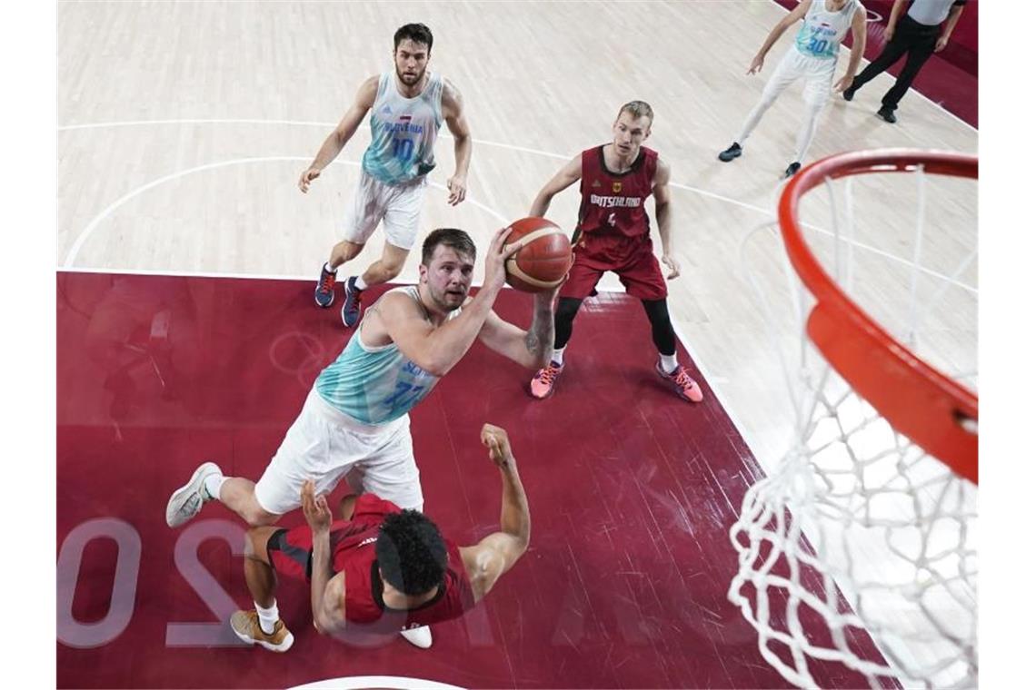 Deutsche Basketballer scheiden gegen Slowenien aus Die deutschen Basketballer sind an Slowenien und NBA-Superstar Luka Doncic (M) gescheitert. Foto: Charlie Neibergall/Pool AP/dpa