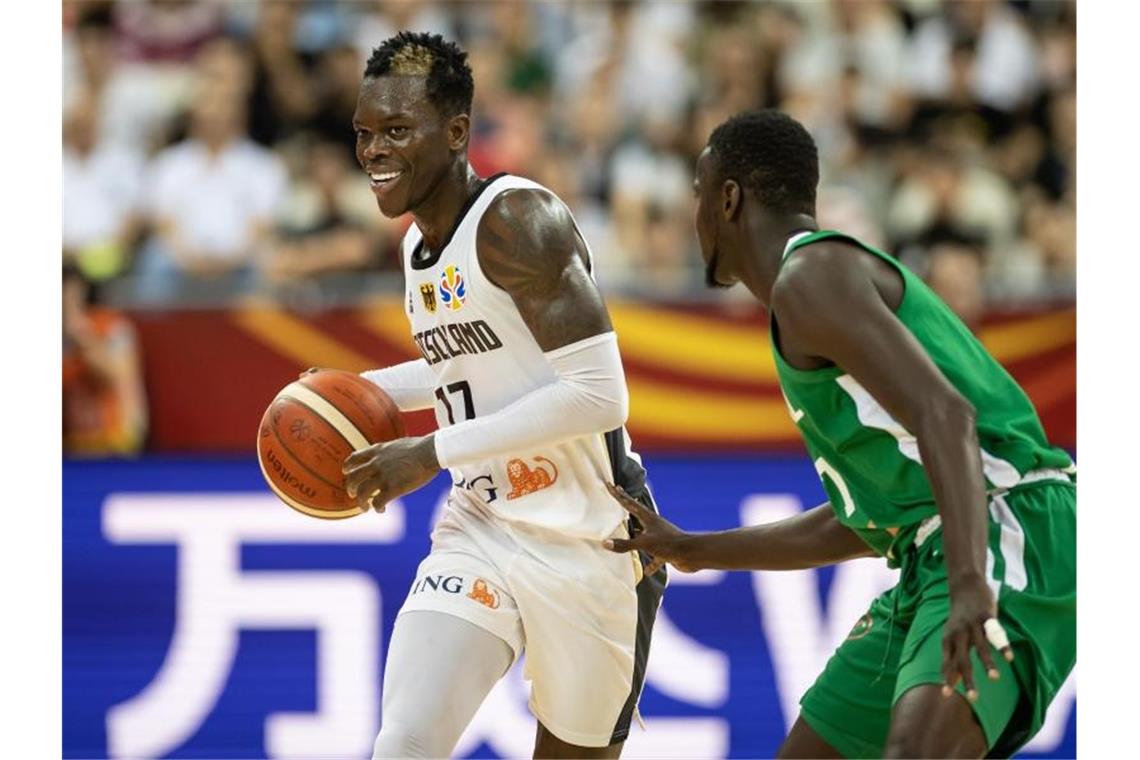 Die deutschen Basketballer um Dennis Schröder (l) gewannen gegen Senegal. Foto: Swen Pförtner