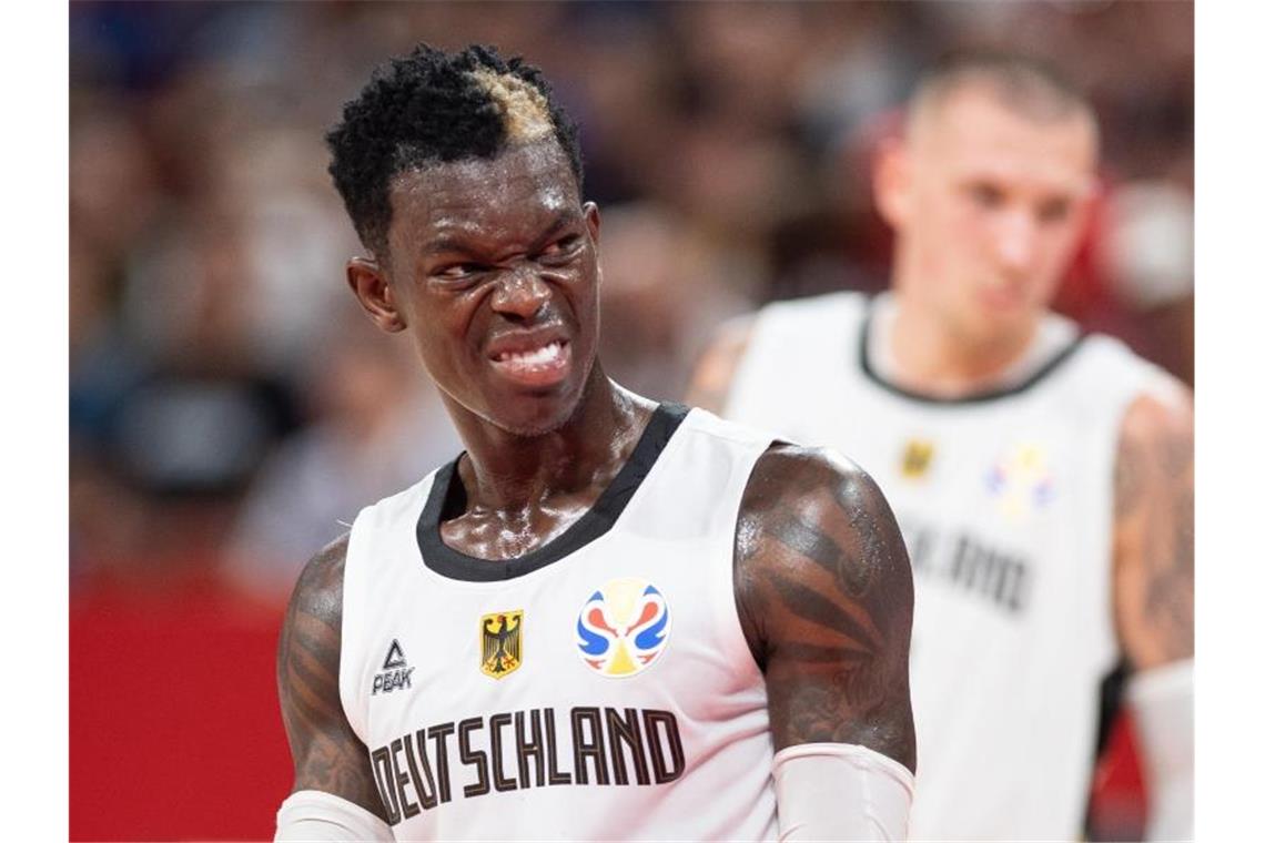 Blamage für DBB-Team: Vorrunden-Aus „ein richtiges Desaster“ Die deutschen Basketballer um Dennis Schröder (l) kassierten eine bittere Niederlage gegen die Dominikanische Republik. Foto: Swen Pförtner