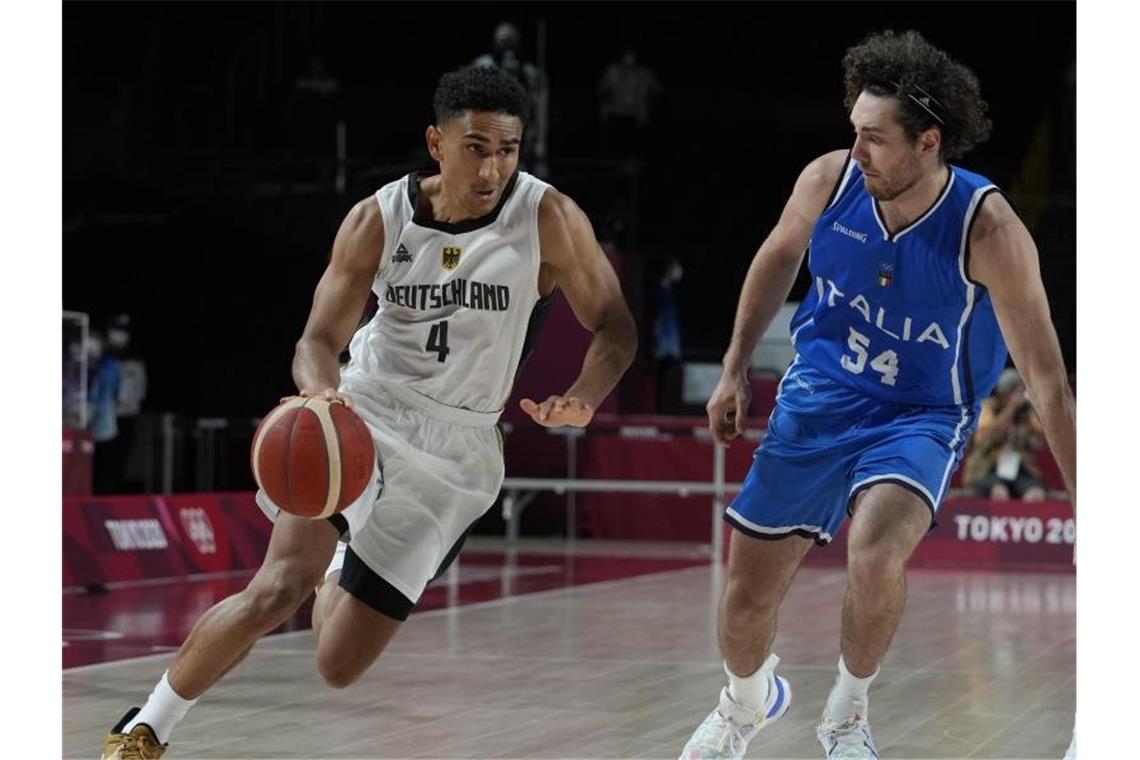 Die deutschen Basketballer um Maodo Lo (l) zeigten eine gute Leistung, aber unterlagen am Ende den Italienern. Foto: Eric Gay/AP/dpa