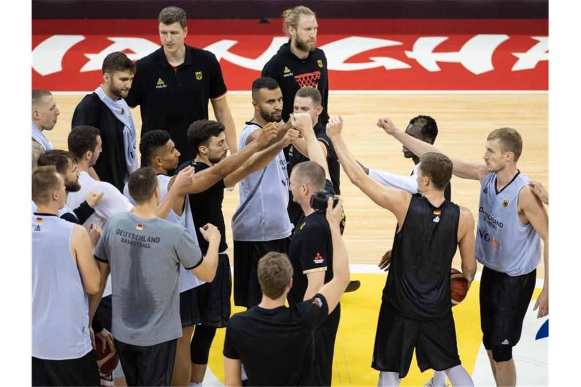 Die deutschen Basketballer wollen ihre Olympia-Chance wahren. Foto: Swen Pförtner